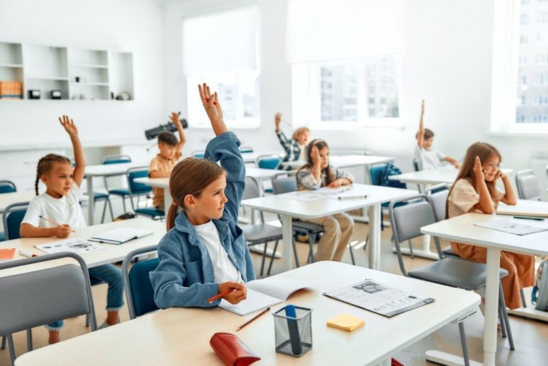 children learning in a school classroom 800x534 1